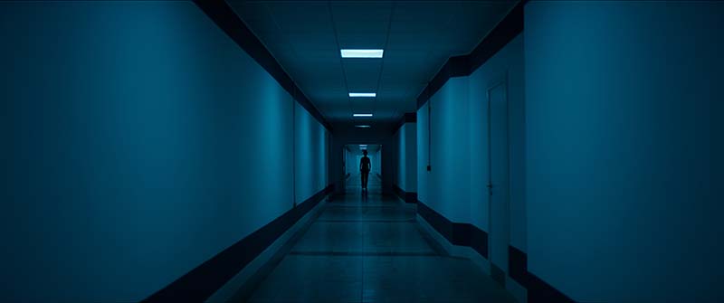 映画『ダブル・ブラインド　命の報酬』 眠ったら、即"死"！悪夢の新薬治験が始まる――。 数々のファンタ系映画祭でもセンセーションを巻き起こした異色シチュエーションスリラーがついに日本上陸！ シーン画像