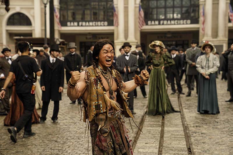 画像 映画『唐人街探偵1900』 ミステリーなのに捧腹絶倒!? 遂に日本上陸! 大ヒット『唐人街探偵』シリーズ・プリクエル〈前日譚〉 迷探偵2人組がサンフランシスコで起きた“切り裂きジャック”連続殺人事件の真相に迫る! シーン画像