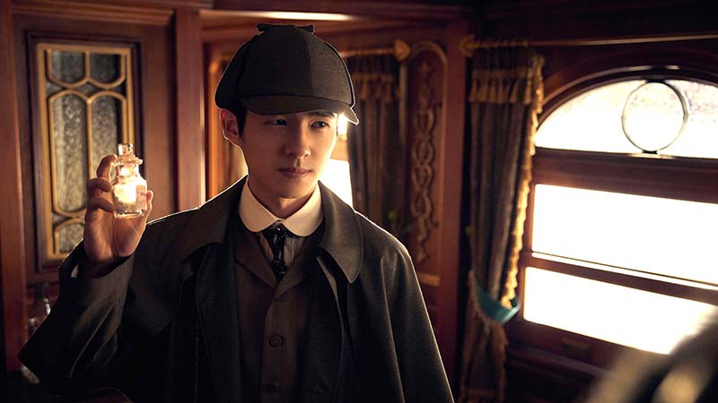 画像 映画『唐人街探偵1900』 ミステリーなのに捧腹絶倒!? 遂に日本上陸! 大ヒット『唐人街探偵』シリーズ・プリクエル〈前日譚〉 迷探偵2人組がサンフランシスコで起きた“切り裂きジャック”連続殺人事件の真相に迫る! シーン画像