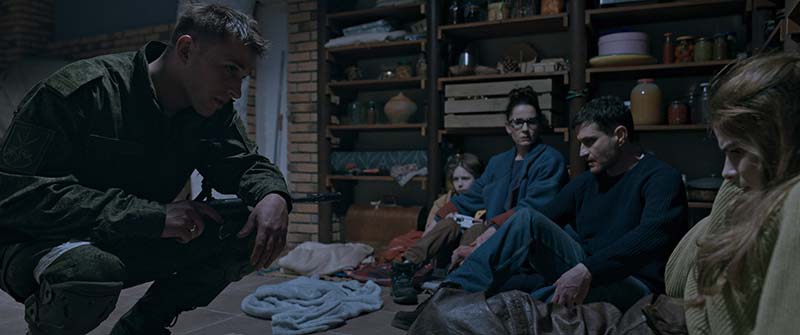 映画『侵略者 ブチャの悲劇』 そこで少女が見たものとはーー。 驚異のワンカット映像で体感する"侵略"とういう名の恐怖!目を背けてはならない戦争の残酷さがここに。 ロシアによるウクライナ侵攻の闇を暴く衝撃の戦争スリラー! シーン画像