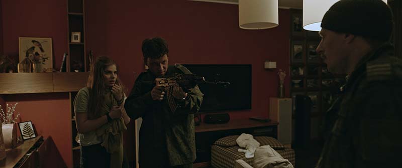 映画『侵略者 ブチャの悲劇』 そこで少女が見たものとはーー。 驚異のワンカット映像で体感する"侵略"とういう名の恐怖!目を背けてはならない戦争の残酷さがここに。 ロシアによるウクライナ侵攻の闇を暴く衝撃の戦争スリラー! シーン画像