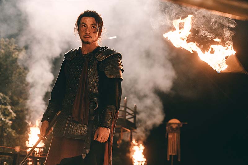 映画『剣侠伝』 怒りの刃が、運命を断つ。 混沌とした今の世は、ならず者どもの天下――。 刃ひとつで《賞金稼ぎ＝捉刀人》として生きてきた漢(おとこ)が、自らの運命に抗い巨悪に挑む！ 賞金稼ぎの剣士が巨大な陰謀に抗う、本格武侠アクション！ シーン画像