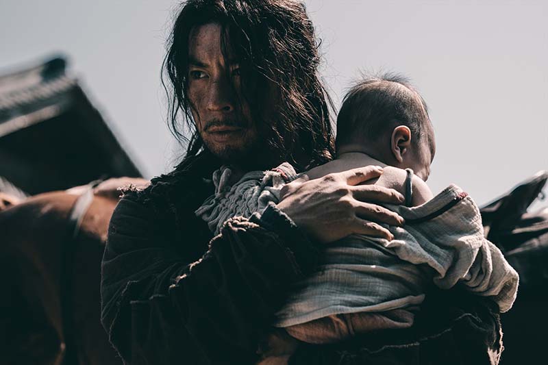 映画『剣侠伝』 怒りの刃が、運命を断つ。 混沌とした今の世は、ならず者どもの天下――。 刃ひとつで《賞金稼ぎ＝捉刀人》として生きてきた漢(おとこ)が、自らの運命に抗い巨悪に挑む！ 賞金稼ぎの剣士が巨大な陰謀に抗う、本格武侠アクション！ シーン画像