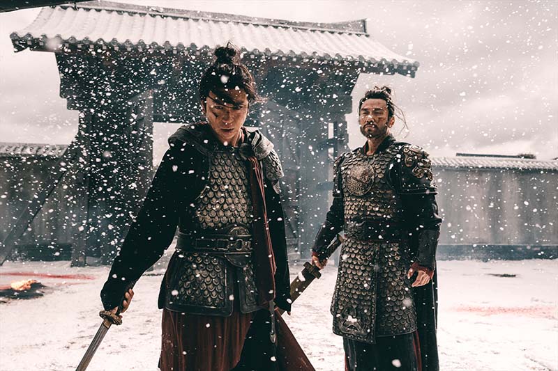 映画『剣侠伝』 怒りの刃が、運命を断つ。 混沌とした今の世は、ならず者どもの天下――。 刃ひとつで《賞金稼ぎ＝捉刀人》として生きてきた漢(おとこ)が、自らの運命に抗い巨悪に挑む！ 賞金稼ぎの剣士が巨大な陰謀に抗う、本格武侠アクション！ シーン画像