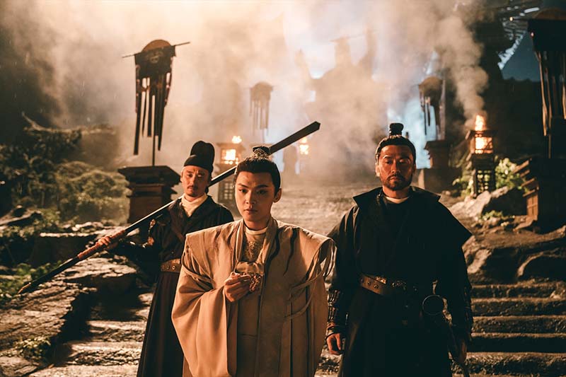 映画『剣侠伝』 怒りの刃が、運命を断つ。 混沌とした今の世は、ならず者どもの天下――。 刃ひとつで《賞金稼ぎ＝捉刀人》として生きてきた漢(おとこ)が、自らの運命に抗い巨悪に挑む！ 賞金稼ぎの剣士が巨大な陰謀に抗う、本格武侠アクション！ シーン画像