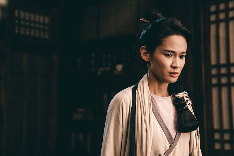映画『剣侠伝』 怒りの刃が、運命を断つ。 混沌とした今の世は、ならず者どもの天下――。 刃ひとつで《賞金稼ぎ＝捉刀人》として生きてきた漢(おとこ)が、自らの運命に抗い巨悪に挑む！ 賞金稼ぎの剣士が巨大な陰謀に抗う、本格武侠アクション！ シーン画像