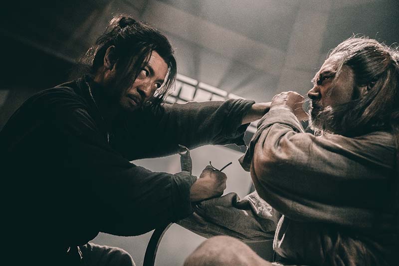 映画『剣侠伝』 怒りの刃が、運命を断つ。 混沌とした今の世は、ならず者どもの天下――。 刃ひとつで《賞金稼ぎ＝捉刀人》として生きてきた漢(おとこ)が、自らの運命に抗い巨悪に挑む！ 賞金稼ぎの剣士が巨大な陰謀に抗う、本格武侠アクション！ シーン画像