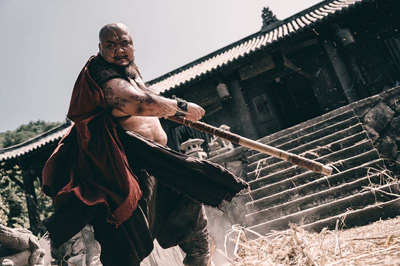 映画『剣侠伝』 怒りの刃が、運命を断つ。 混沌とした今の世は、ならず者どもの天下――。 刃ひとつで《賞金稼ぎ＝捉刀人》として生きてきた漢(おとこ)が、自らの運命に抗い巨悪に挑む！ 賞金稼ぎの剣士が巨大な陰謀に抗う、本格武侠アクション！ シーン画像