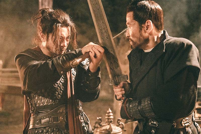 映画『剣侠伝』 怒りの刃が、運命を断つ。 混沌とした今の世は、ならず者どもの天下――。 刃ひとつで《賞金稼ぎ＝捉刀人》として生きてきた漢(おとこ)が、自らの運命に抗い巨悪に挑む！ 賞金稼ぎの剣士が巨大な陰謀に抗う、本格武侠アクション！ シーン画像