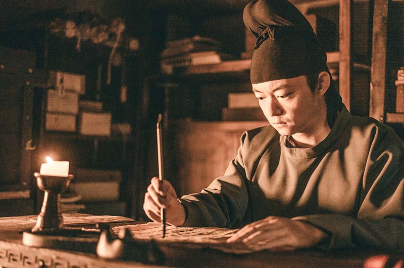 映画『剣侠伝』 怒りの刃が、運命を断つ。 混沌とした今の世は、ならず者どもの天下――。 刃ひとつで《賞金稼ぎ＝捉刀人》として生きてきた漢(おとこ)が、自らの運命に抗い巨悪に挑む！ 賞金稼ぎの剣士が巨大な陰謀に抗う、本格武侠アクション！ シーン画像