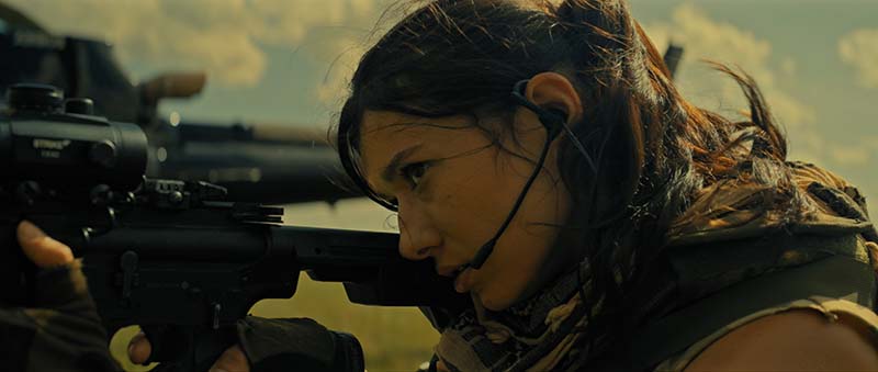 映画『ワールド・タスクフォース 消失領域』 世界は、静かに終わり始めている。 最強女性エージェントが追う、世界規模で拡大する児童誘拐事件――。 消えた“44人”の背後に広がる恐るべき真相とは!? 特殊精鋭部隊が未曾有の危機に挑む本格ミリタリーアクション! シーン画像