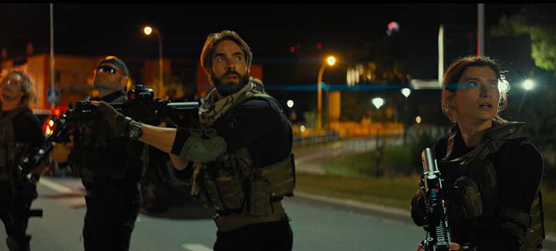 映画『ワールド・タスクフォース 消失領域』 世界は、静かに終わり始めている。 最強女性エージェントが追う、世界規模で拡大する児童誘拐事件――。 消えた“44人”の背後に広がる恐るべき真相とは!? 特殊精鋭部隊が未曾有の危機に挑む本格ミリタリーアクション! シーン画像