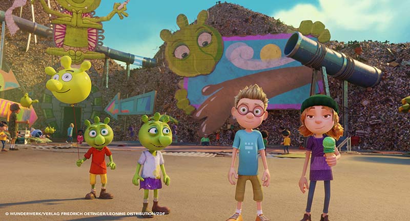 映画『ゴミおばけがやってきた』 ゴミが大好き！オルヒー達との大冒険が始まる！ ゴミタウンにお引越し。かつて美しかった町が消滅の危機？！ ゴミおばけと人間の子供たちとの友情・勇気・ひらめきを描いた感動の大アドベンチャー！ シーン画像