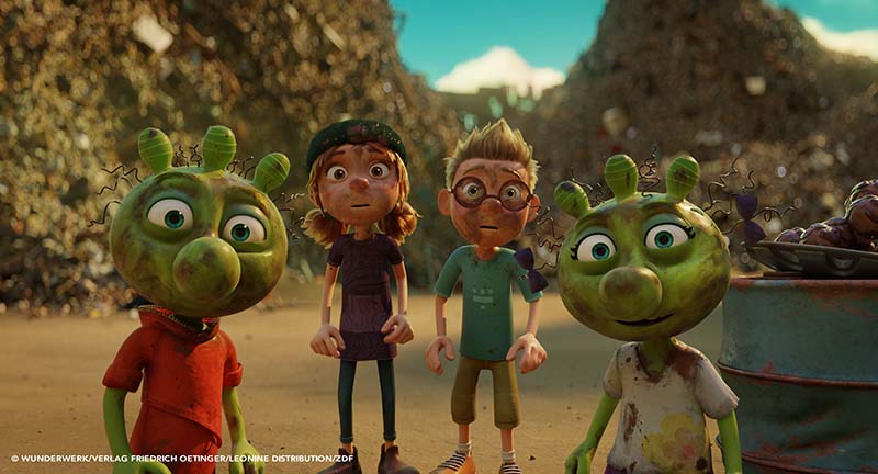 映画『ゴミおばけがやってきた』 ゴミが大好き！オルヒー達との大冒険が始まる！ ゴミタウンにお引越し。かつて美しかった町が消滅の危機？！ ゴミおばけと人間の子供たちとの友情・勇気・ひらめきを描いた感動の大アドベンチャー！ シーン画像
