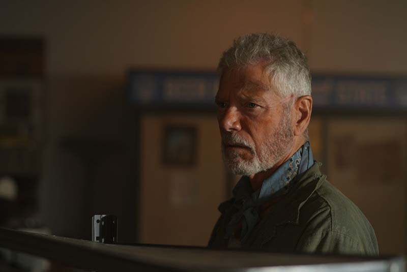映画『地獄のストレンジャー Hellfire』 町に訪れた名もなき流れ者。奴は、救世主か。それとも、地獄から来た死神か!? その男、最強の退役軍人。無宿者が腐敗の町を叩き潰す、壮絶バイオレンス・アクション! シーン画像