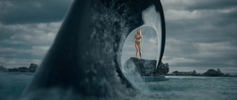映画『キラー・ホエール　Killer Whale』 楽園の海が、逃げ場なき檻になる。 サメ映画の恐怖を超える、知性ある海の殺意。 海の頂点捕食者が牙をむく、戦慄のサバイバルパニック・スリラー！ シーン画像