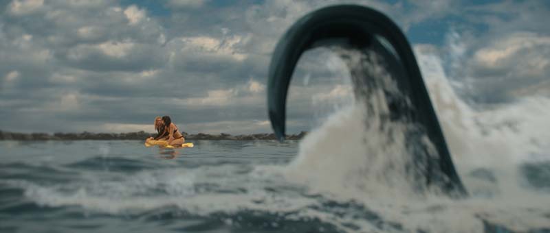 映画『キラー・ホエール　Killer Whale』 楽園の海が、逃げ場なき檻になる。 サメ映画の恐怖を超える、知性ある海の殺意。 海の頂点捕食者が牙をむく、戦慄のサバイバルパニック・スリラー！ シーン画像